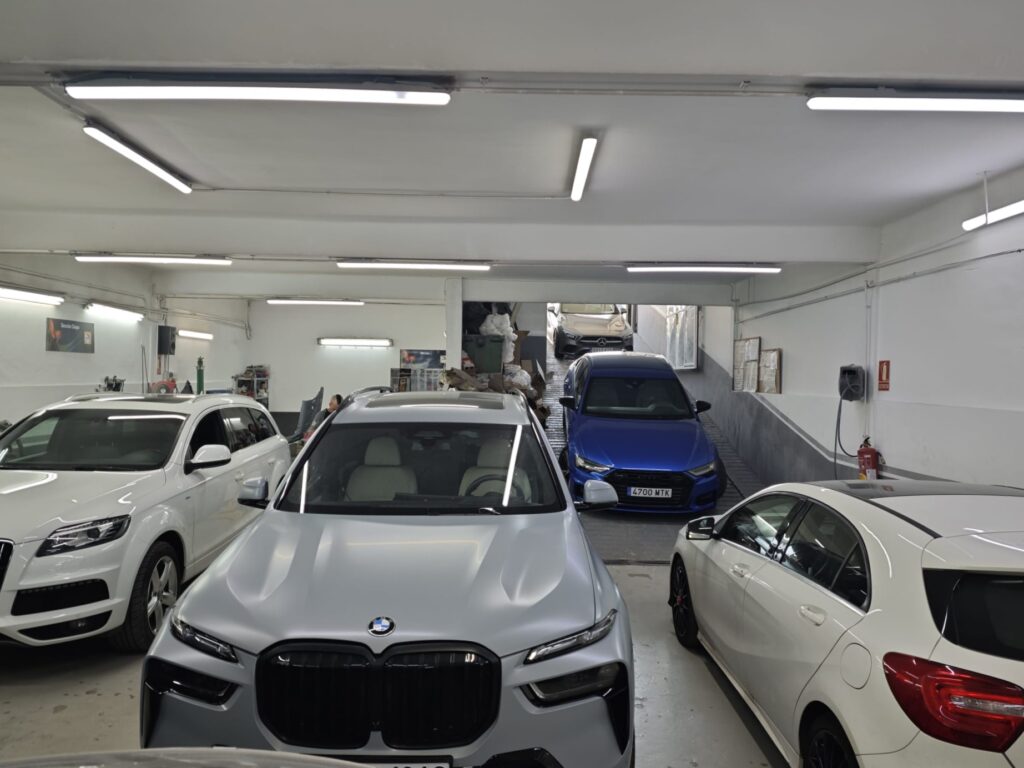 Instalaciones de Calvin Car Paint con coches aparcados