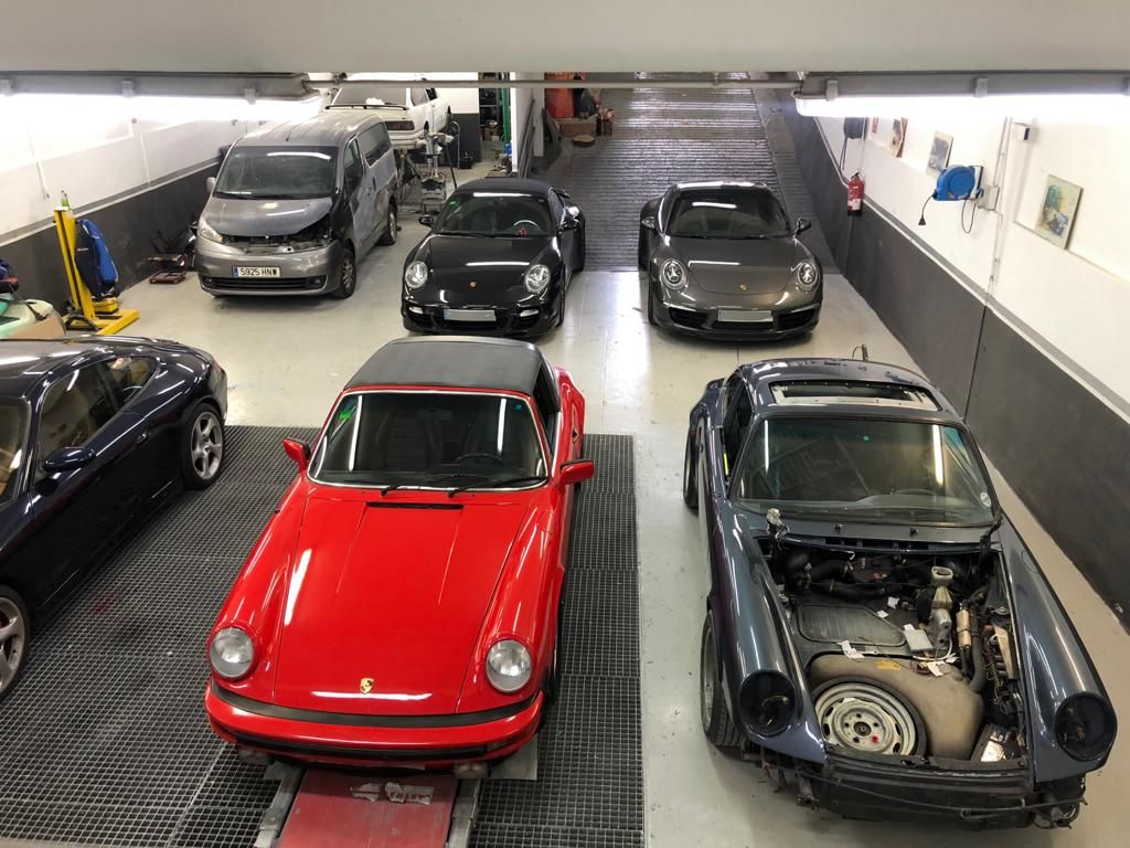 Instalaciones de Calvin Car Paint con coches clásicos aparcados
