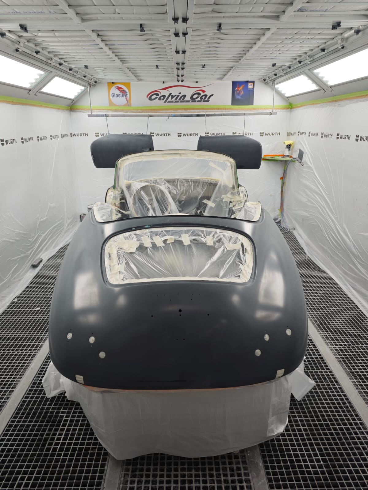 Coche clásico en proceso de restauración