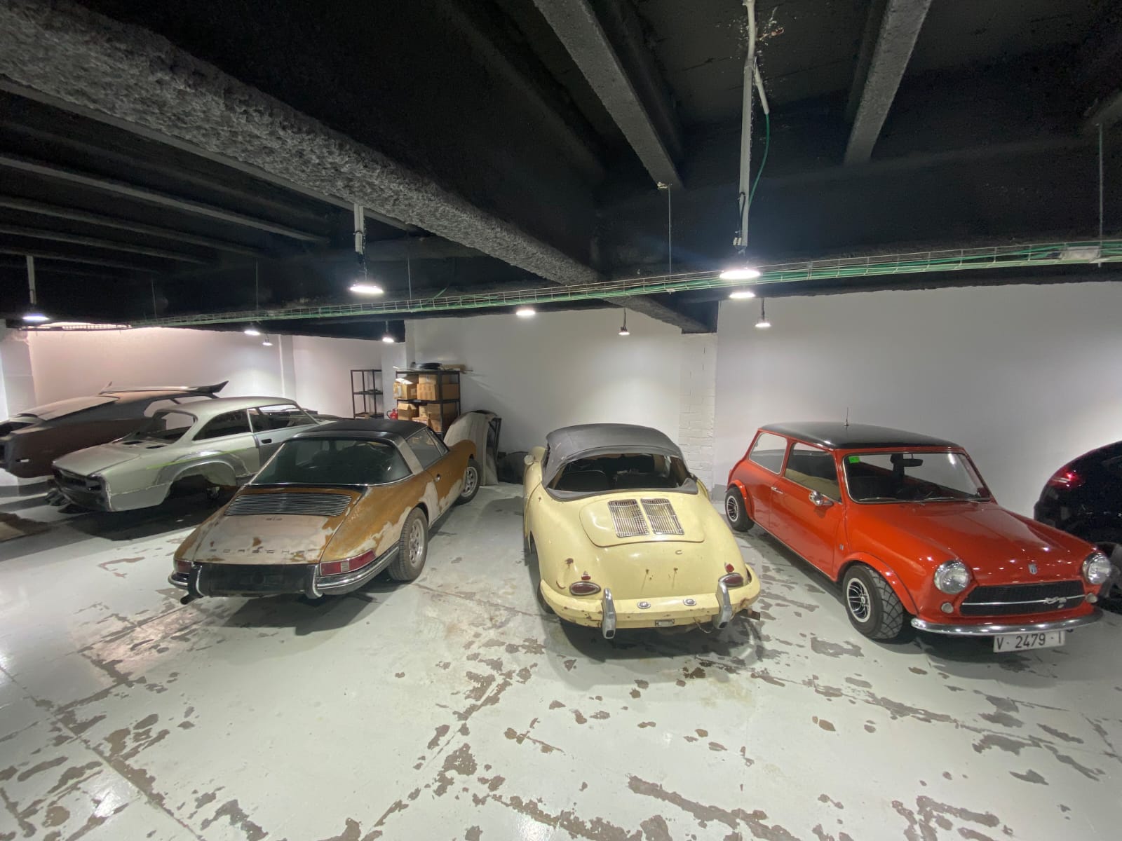 Instalaciones de Calvin Car Paint con coches clásicos aparcados